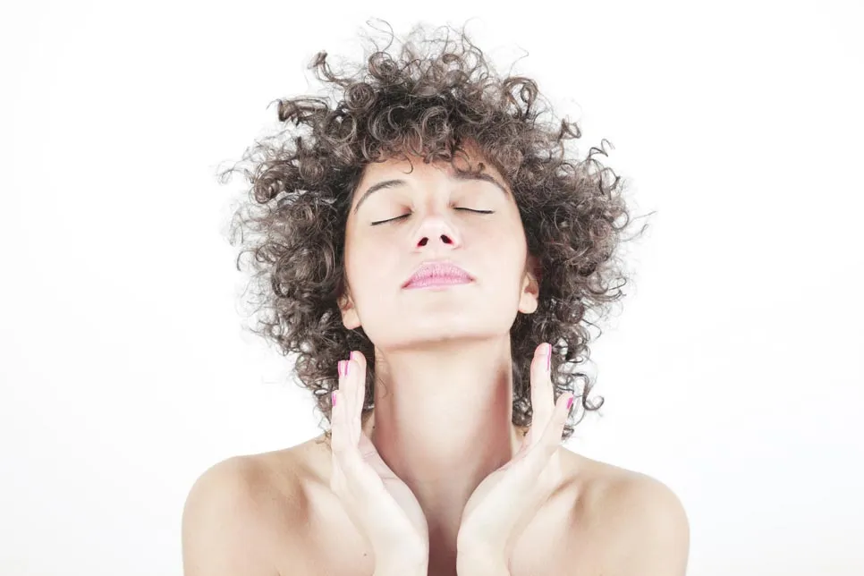 Почему волосы пушатся и что с этим делать?